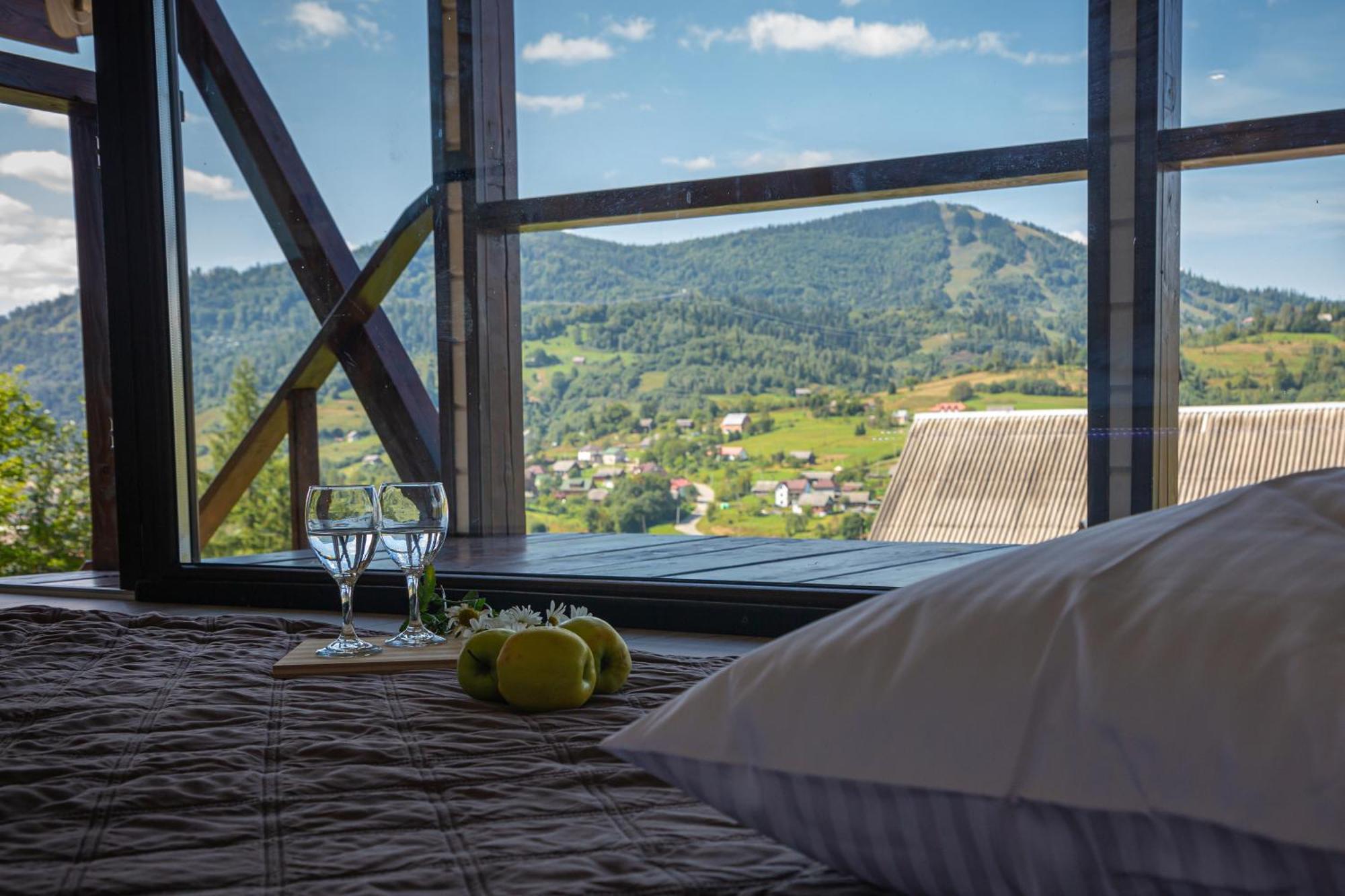 Lisoviy Zatyshok, Z Vidkrutum Litnim Baseynom Hotel Slavske Luaran gambar