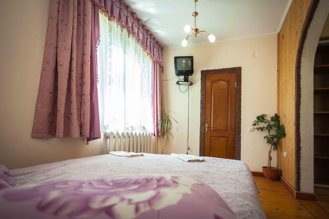 Lisoviy Zatyshok, Z Vidkrutum Litnim Baseynom Hotel Slavske Luaran gambar
